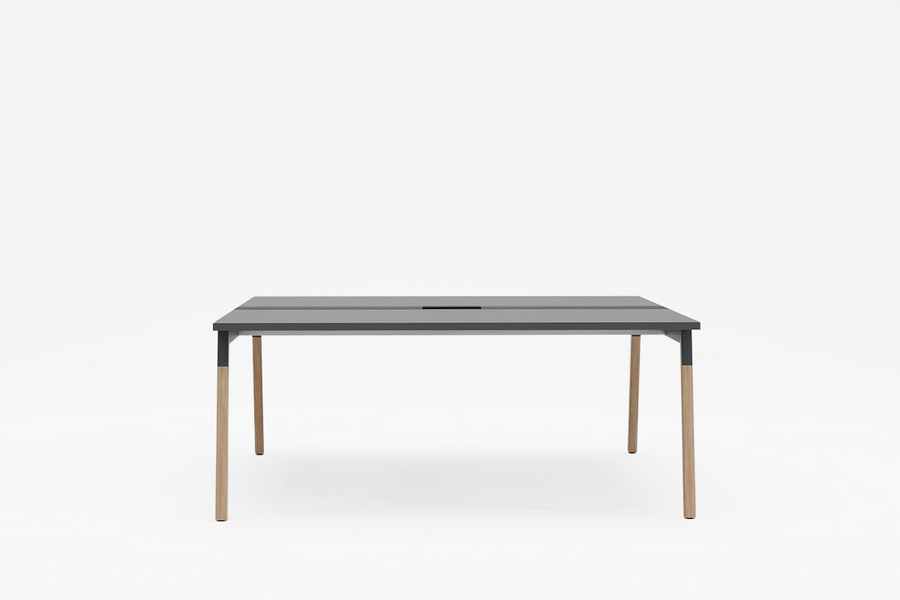 Ogi W stół konferencyjny z drewnianymi nogami 