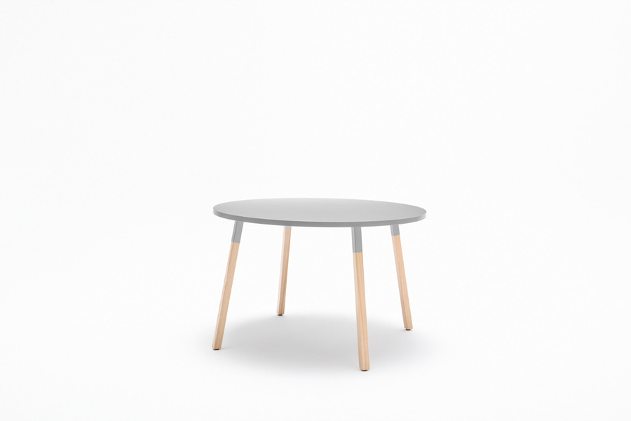 Ogi W stolik kawiarniany z drewnianymi nogami