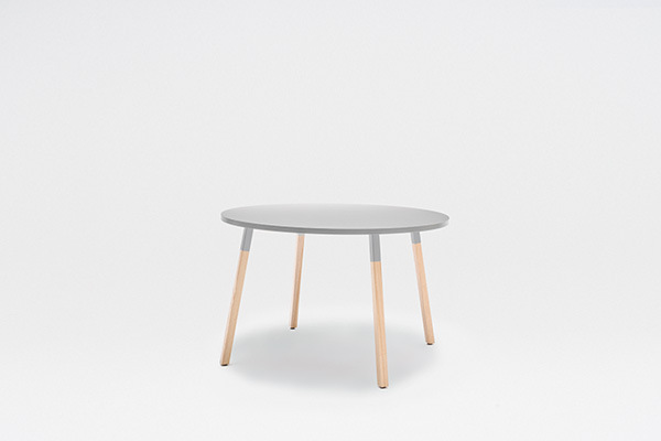 Ogi W stolik kawiarniany z drewnianymi nogami