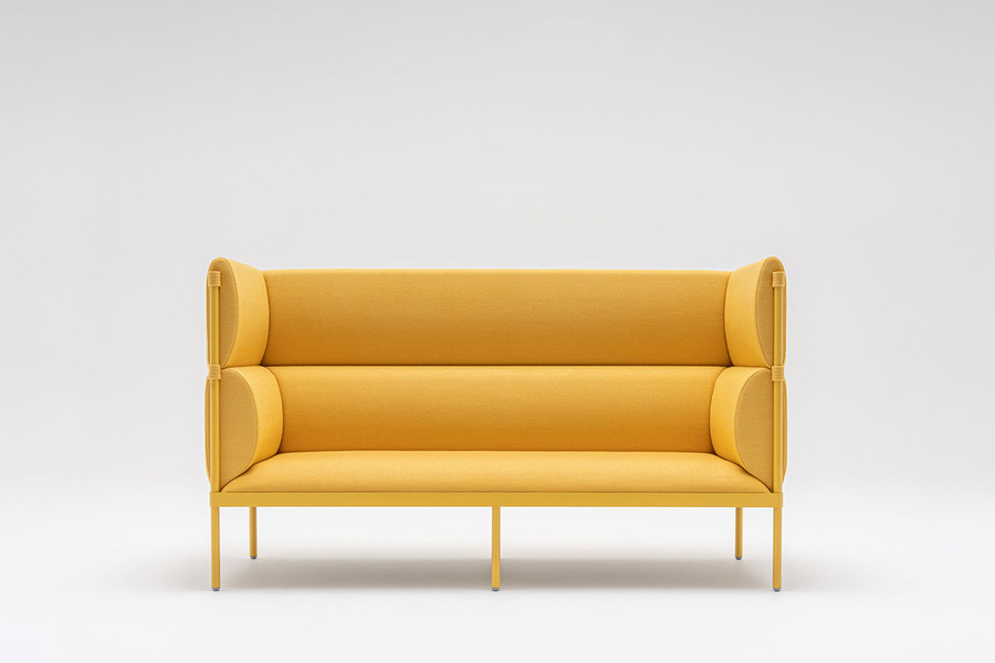 Stilt sofa z wysokim oparciem