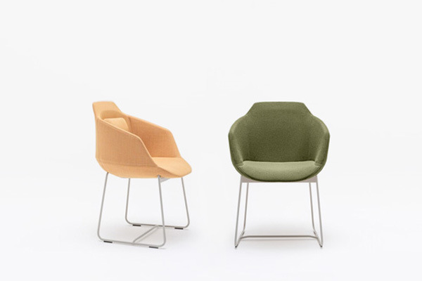 Ultra tapicerowane krzesło kubełkowe na płozie
